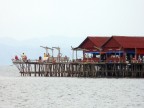 Sibu fishing house on water closeup.JPG (78 KB)